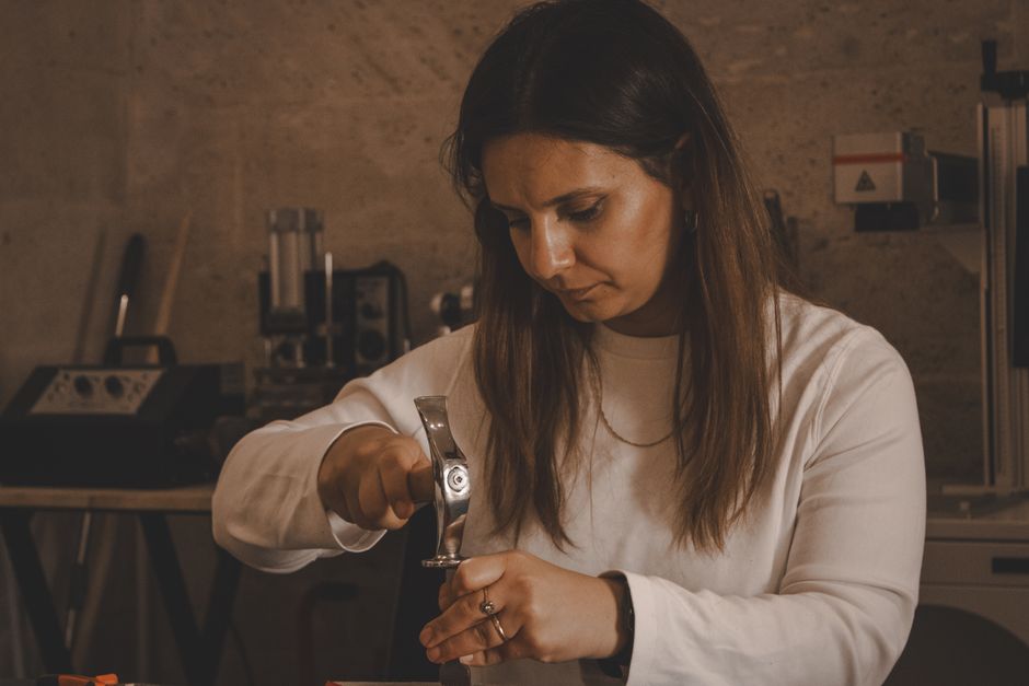 Technicien serrurier au travail sur une serrure