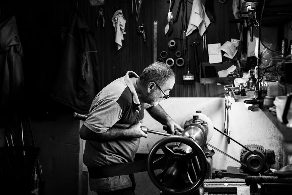 Artisan serrurier utilisant des outils traditionnels