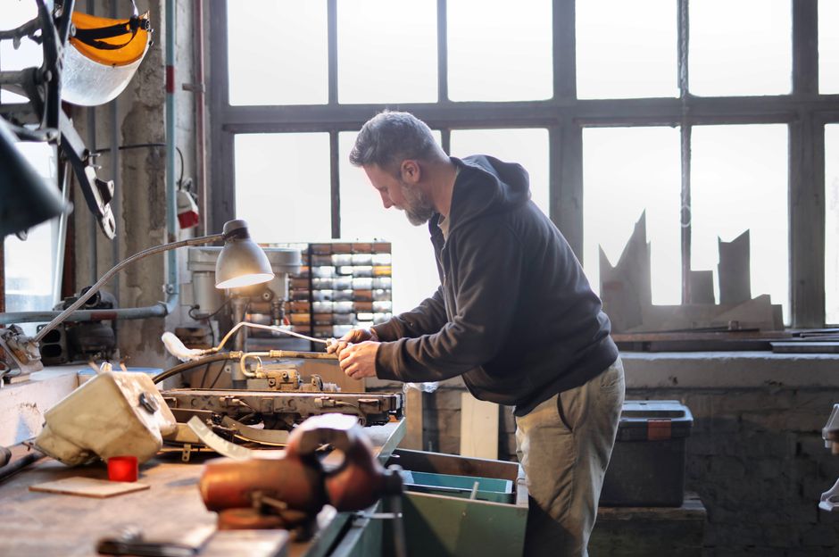 Serrurier bruxellois au travail dans son atelier